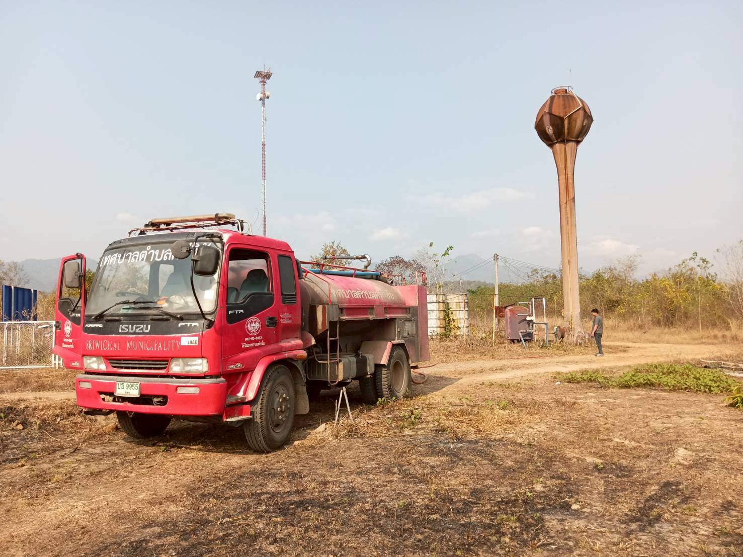 นายประเวศน์ พรมยืน นายกเทศมนตรีตำบลศรีวิชัย ได้มอบหมายให้เจ้าหน้าที่สำนักปลัดงานป้องกันและบรรเทาสาธารณภัย ลงพื้นที่ดำเนินการออกบริการส่งน้ำให้ประชาชน