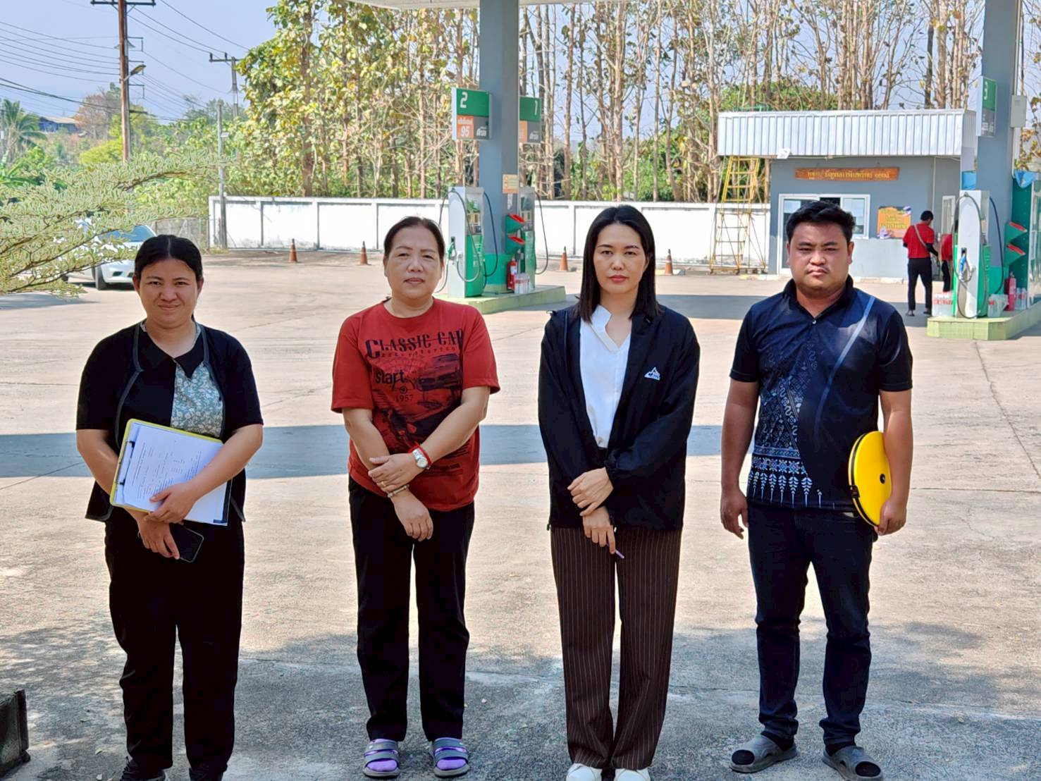 นายประเวศน์ พรมยืน นายกเทศมนตรีตำบลศรีวิชัย  มอบหมายให้เจ้าหน้าที่ กองสาธารณสุขและสิ่งแวดล้อมเทศบาลตำบลศรีวิชัย