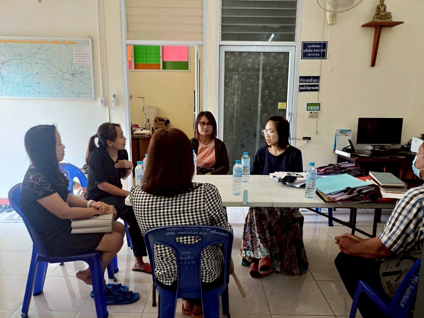 กองสวัสดิการสังคมเทศบาลตำบลศรีวิชัย ร่วมประชุมกับนางยุพิน แก้วหนัก พยาบาลวิชาชีพชำนาญการ โรงพยาบาลส่งเสริมสุขภาพตำบลบ้านแม่ป้อก นายเมธา  มูลหน้อย อสม. และนางมณีรัตน์ แสนเรียบร้อย  ผู้ดูแลผู้ป่วยและผู้สูงอายุ กลุ่มเปราะบาง (ติดบ้าน/ติดเตียง) Caregiver (CG)
