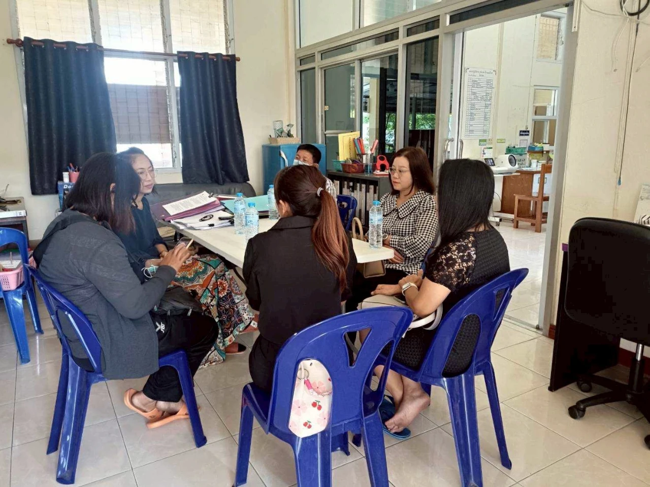 ประชุมกับนางยุพิน แก้วหนัก พยาบาลวิชาชีพชำนาญการผู้ดูแลผู้ป่วยและผู้สูงอายุ กลุ่มเปราะบาง (ติดบ้าน/ติดเตียง) Caregiver (CG)ณ โรงพยาบาลส่งเสริมสุขภาพตำบลบ้านแม่ป้อก