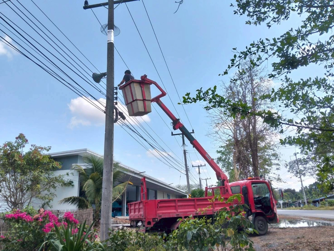 กองช่างออกซ่อมแซมเสียงตามสายประจำหมู่บ้าน บริเวณพื้นที่ ม.9 บ้านศรีบุญเรือง