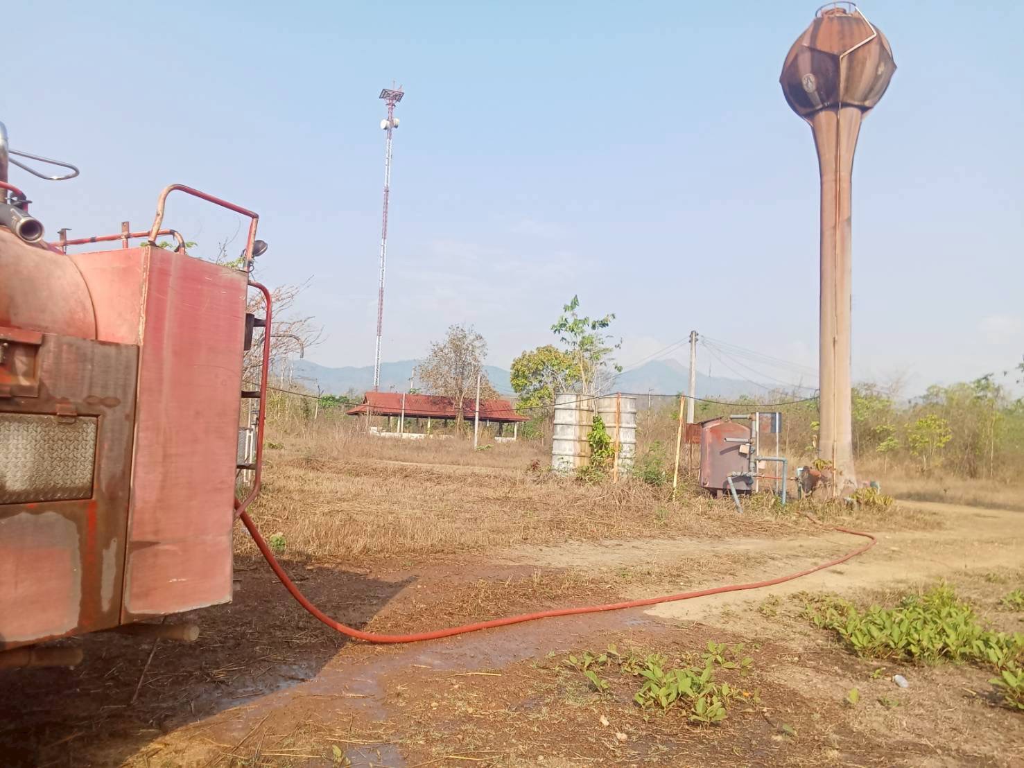 สำนักปลัดงานป้องกันและบรรเทาสาธารณภัยบริการส่งน้ำอุปโภค บริเวณเขตพื้นที่ ม.2  บ้านแม่อีไฮ ต.ศรีวิชัย อ.ลี้ จ.ลำพูน