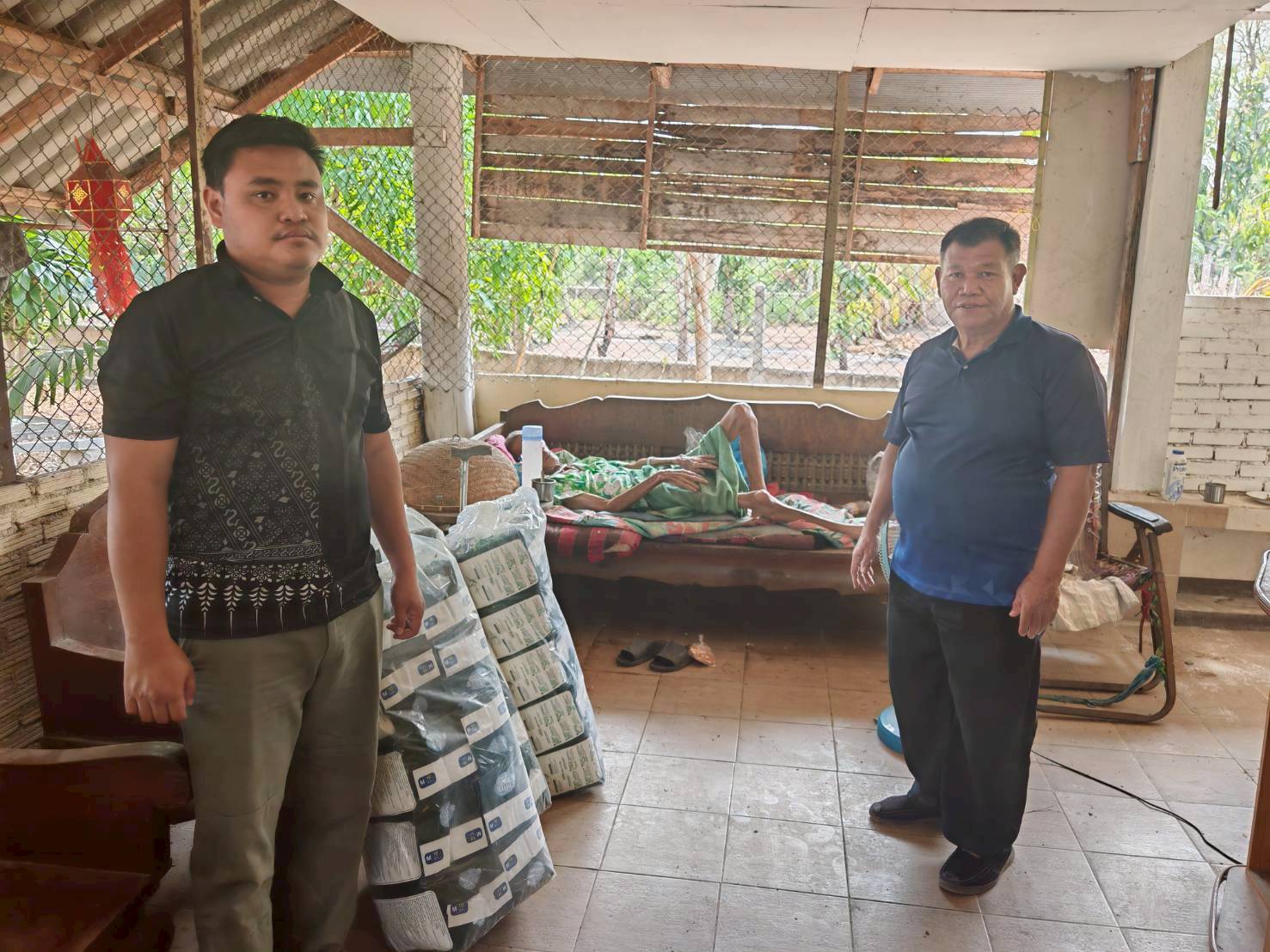 ลงพื้นที่มอบผ้าอ้อมผู้ใหญ่ให้กับผู้มีภาวะพึ่งในพื้นที่ตำบลศรีวิชัย จำนวน 2 ราย ตามโครงการจัดบริการดูแลระยะยาวสำหรับผู้สูงอายุที่มีภาวะพึ่งพิงและบุคคลอื่นที่มีภาวะพึ่งพิงตำบลศรีวิชัย