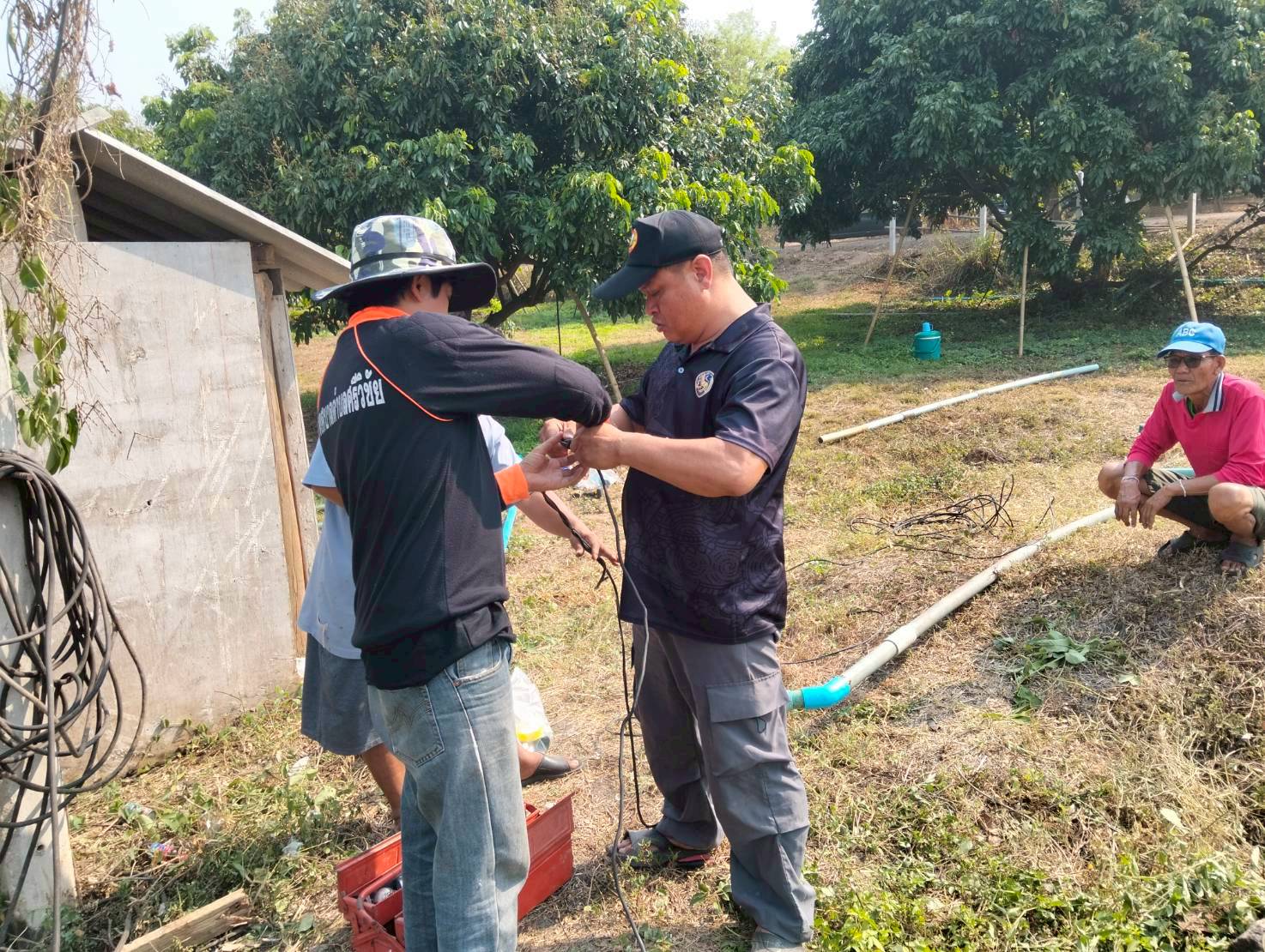 เจ้าหน้าที่กองช่างเทศบาลตำบลศรีวิชัย ลงท่อระบบประปาปั้มน้ำ ซับเมอร์ส