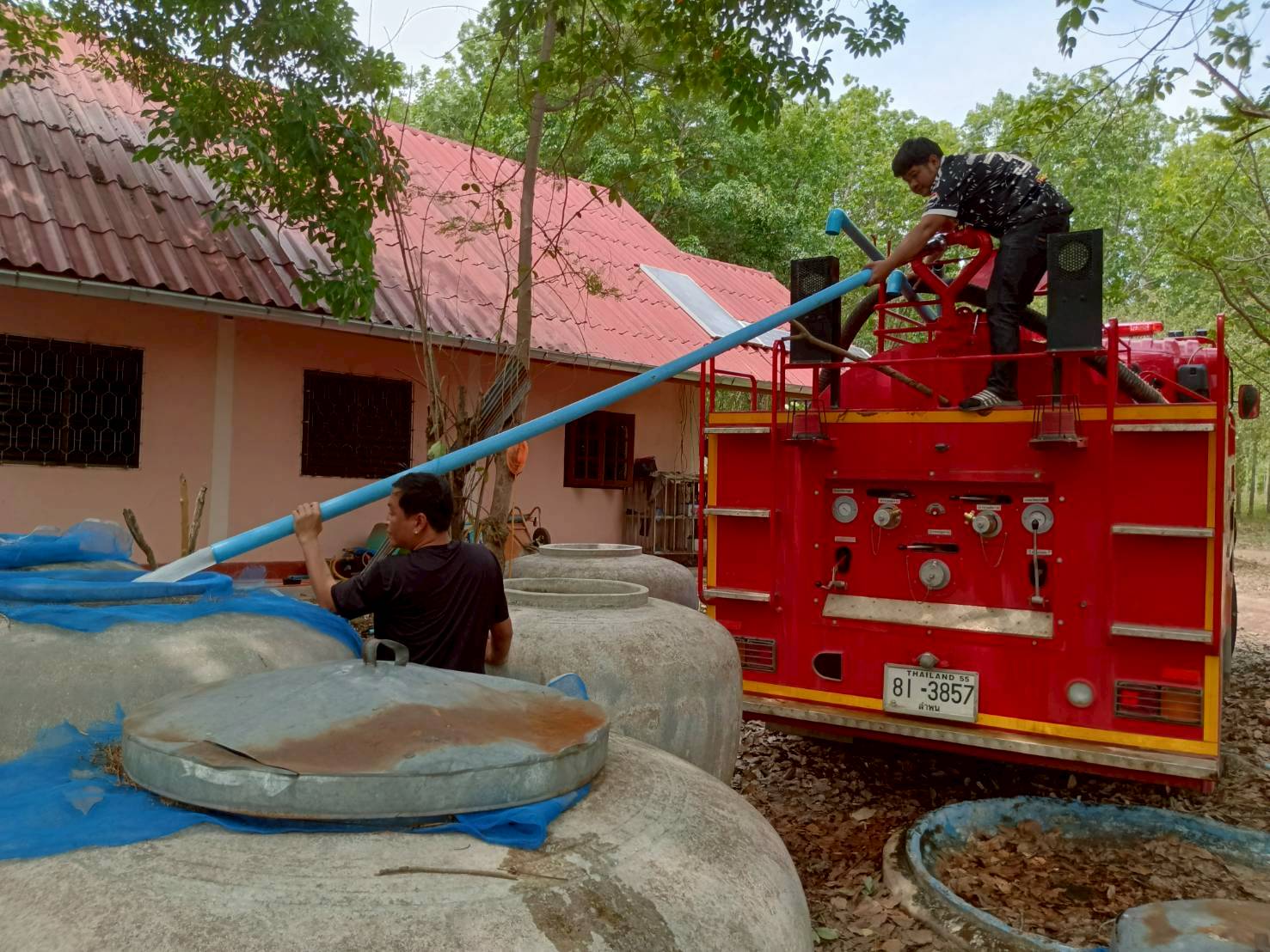 เจ้าหน้าที่สำนักปลัดงานป้องกันและบรรเทาสาธารณภัยบริการส่งน้ำอุปโภค