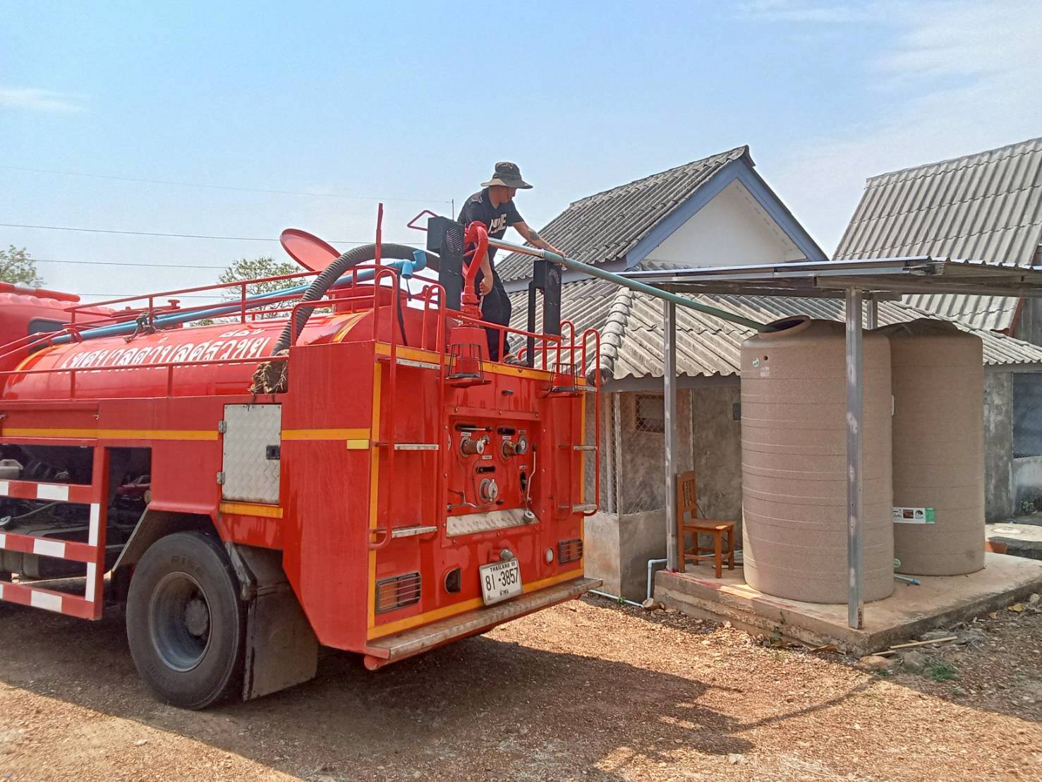 เจ้าหน้าที่สำนักปลัดงานป้องกันและบรรเทาสาธารณภัยบริการส่งน้ำอุปโภค