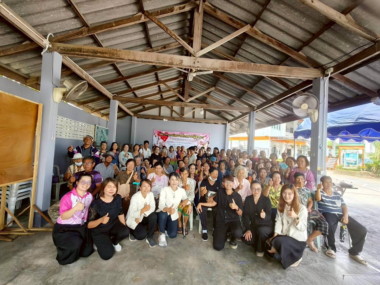 เจ้าหน้าที่กองสวัสดิการสังคม จัดโครงการพัฒนาศักยภาพผู้สูงอายุ กิจกรรมที่ 5 ส่งเสริมอาชีพผู้สูงอายุ (ดอกไม้ประดิษฐ์)