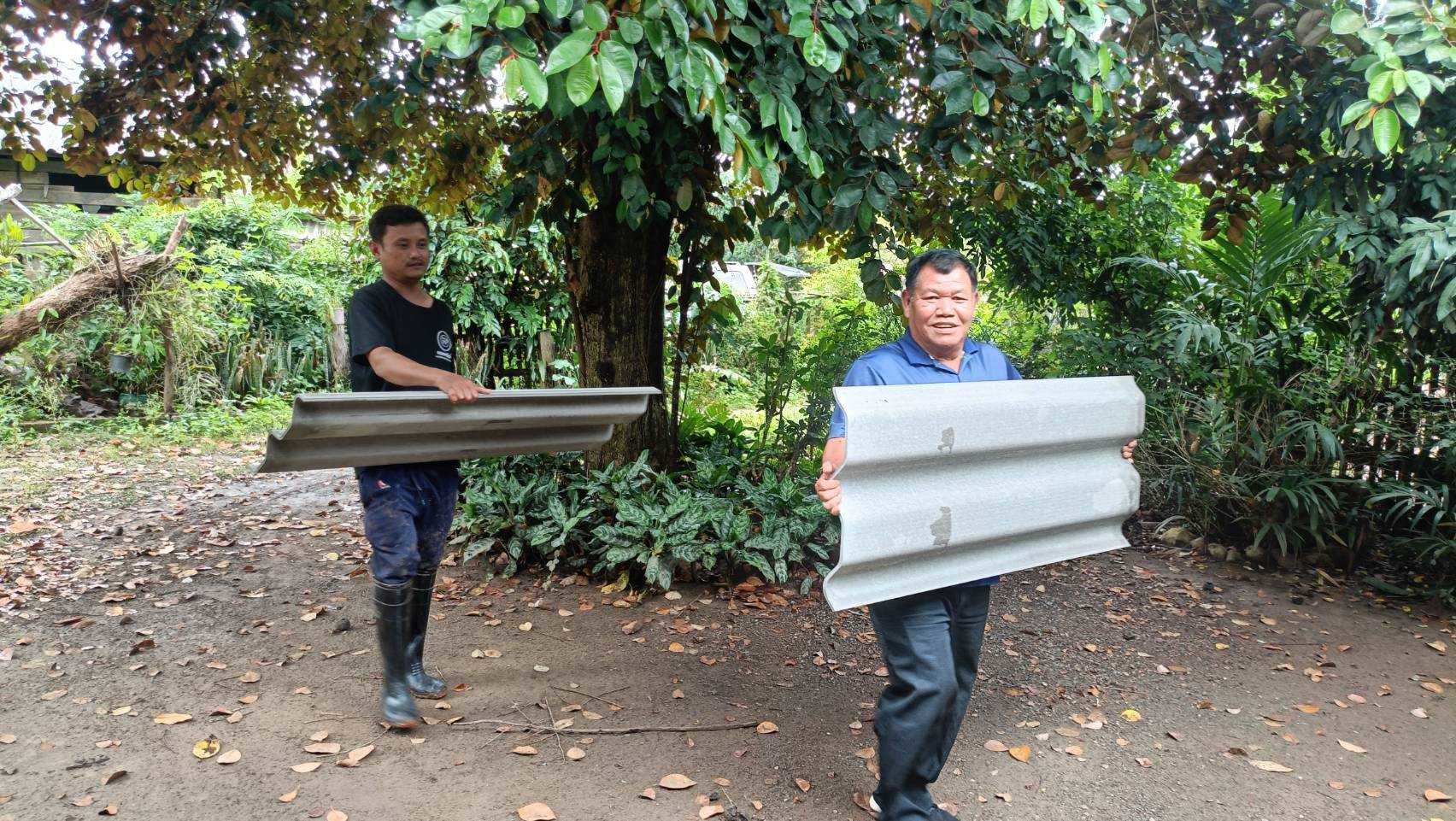 กองสวัสดิการสังคมเทศบาลตำบลศรีวิชัย ลงพื้นที่ มอบกระเบื้องมุงหลังคาไปมอบให้แก่ราษฎรในพื้นที่หมู่ที่ 12 ตำบลศรีวิชัย ซึ่งเป็นผู้พิการและอาศัยอยู่เพียงลำพัง