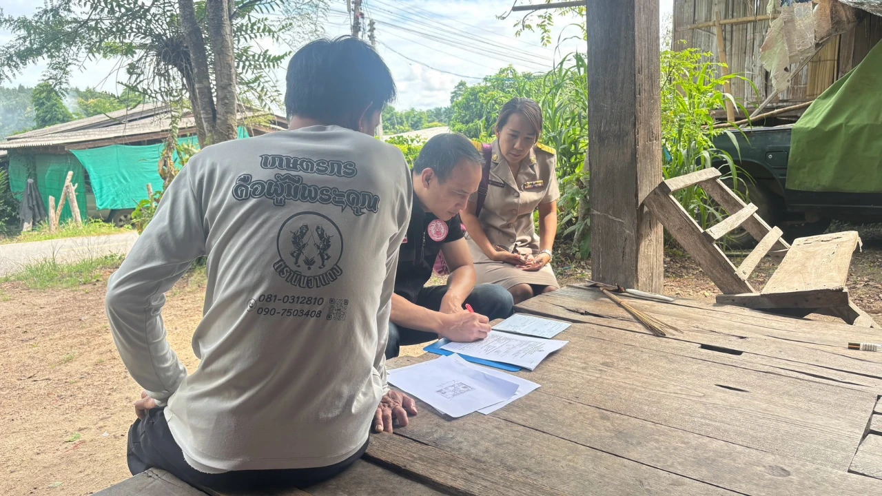 ลงพื้นที่ให้ความช่วยเหลือผู้ประสบปัญหาทางสังคมครัวเรือนผู้มีรายได้น้อยในพื้นที่ ตำบลศรีวิชัย ม. 6 และ หมู่ 13 จำนวน 2 ครัวเรือน